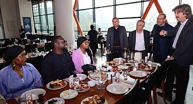 BUÜ'lü uluslararası öğrenciler bayramı hocalarıyla kutladı