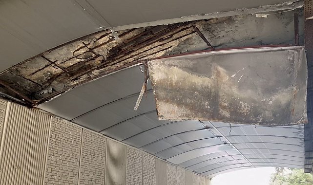 Büyükçekmece'de alt geçitten düşen parçalar araçlara zarar verdi