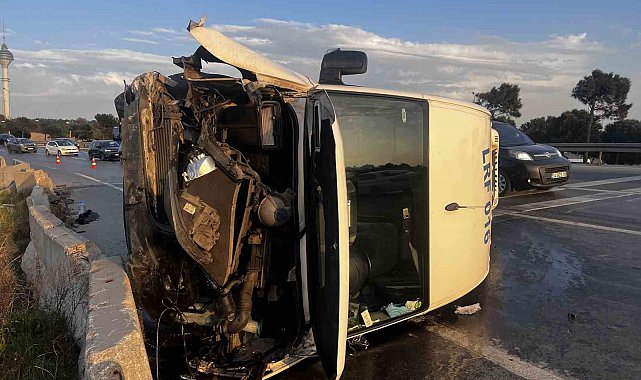 Büyükçekmece'de servis minibüsü devrildi