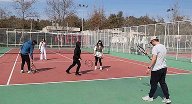 Büyükşehir Belediyesi'nden ücretsiz tenis eğitimi