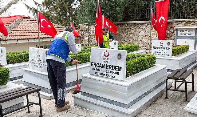 Büyükşehir'den şehitliklerde titiz çalışma