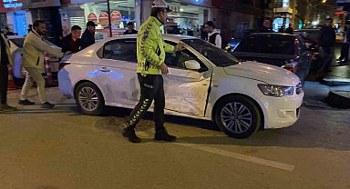 Caddede çarpışan 2 otomobilde maddi hasar oluştu