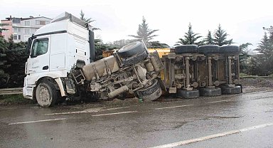 Çakıl yüklü kamyon devrildi, sürücü yara almadan kurtuldu