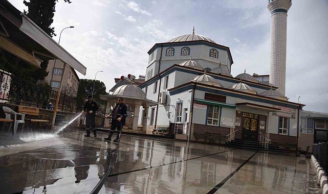 Cami bahçeleri ve duraklar yıkanarak temizlendi