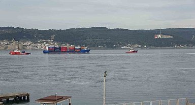 Çanakkale Boğazı'nda makine arızası yapan konteyner gemisi, yedeklenerek çekildi