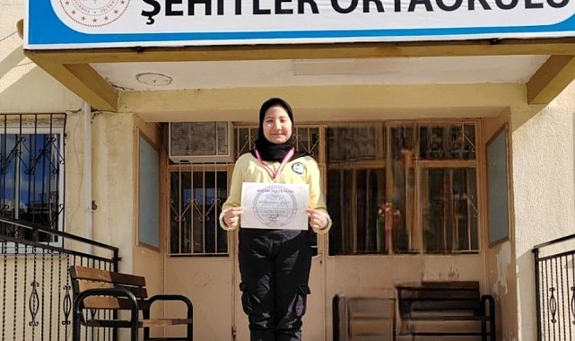 Çanakkale Savaşları'nın 110. yıl dönümü şiir dalı Türkiye birincisi Hisarcık Şehitler Ortaokulundan