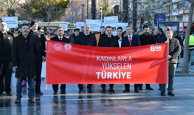 Çanakkale Valisi, kadına şiddete dikkat çekmek için siyah giyinip yürüdü