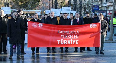 Çanakkale Valisi, kadına şiddete dikkat çekmek için siyah giyinip yürüdü