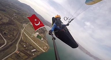Çanakkale Zaferinin yıl dönümünü, gökyüzünde paraşütle uçarak kutladı