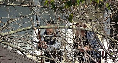 Çanakkale'de annesini rehin alıp, polisle çatışan şüphelinin tüfekle vurduğu kişi hayatını kaybetti