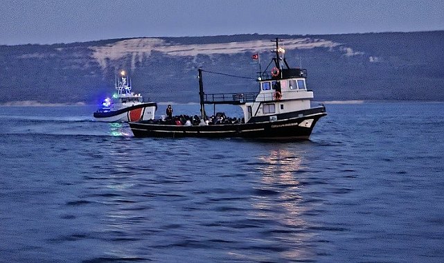 Çanakkale'de balıkçı teknesinde 109 kaçak göçmen ile 3 göçmen kaçakçısı yakalandı