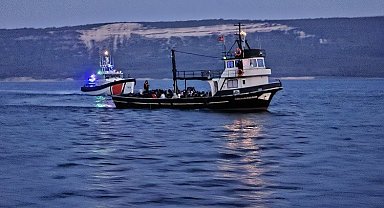 Çanakkale'de balıkçı teknesinde 109 kaçak göçmen ile 3 göçmen kaçakçısı yakalandı
