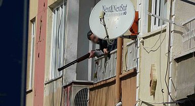Çanakkale'de balkondan av tüfeğiyle dehşet saçtı, 1 kişiyi vurdu