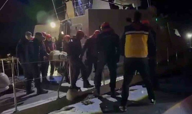 Çanakkale'de göğüs solunum rahatsızlığı tanısı konulan hasta Sahil Güvenlik botu ile tahliye edildi