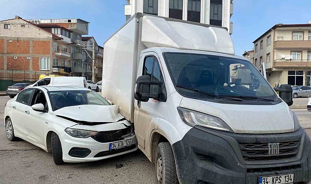 Çarpışmanın şiddetiyle otomobil kamyonetin altına girdi: 1 yaralı