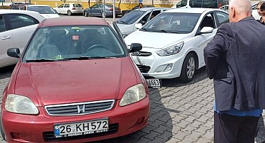 Çarpıştığı aracın kapısına plakası saplandı