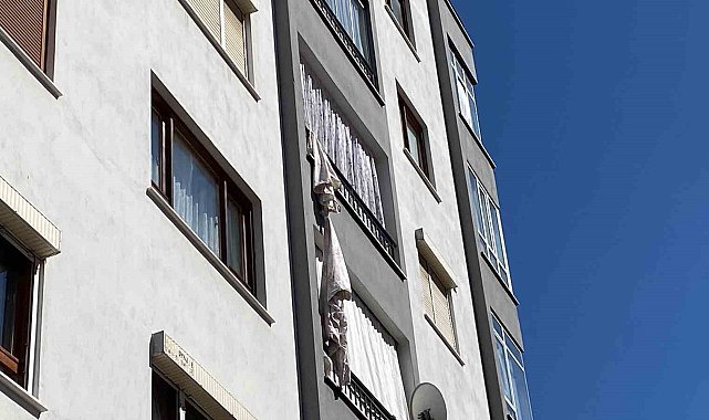 Çarşafları birbirine bağlayarak alt kata inmek isteyen genç kız 4. kattan düştü