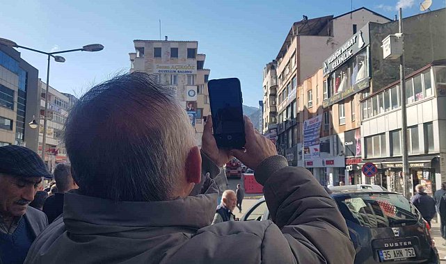 Çatıya çıkan şahsı görüntülemek için birbirleriyle yarıştılar