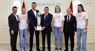 ÇBK Mersin, kupa sevincini Vali Toros ile paylaştı