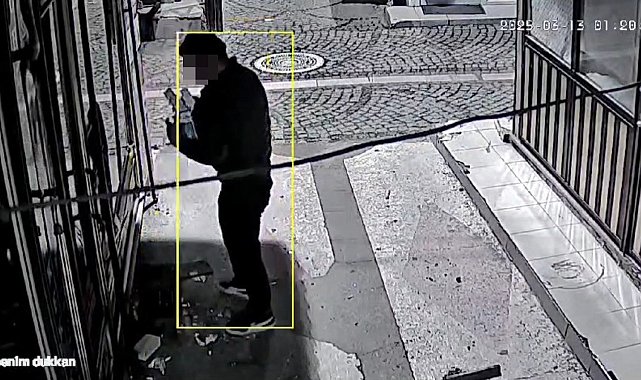 Çekirdek yiyerek, oturarak, gezinerek dinlene dinlene hırsızlık kamerada