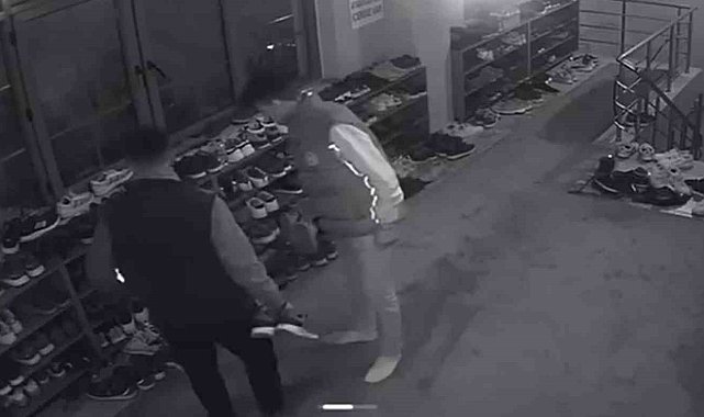 Cemaat namaza durdu, onlar ayakkabıların peşine düştü