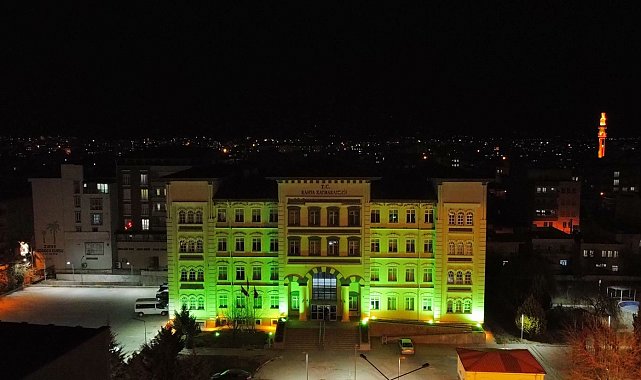 Cendere Köprüsü'nden sonra kaymakamlık binası da yeşile büründü