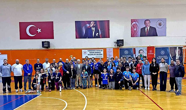 Çeşme Kaymakamlık Voleybol Turnuvası'nda şampiyon Sağlık Spor