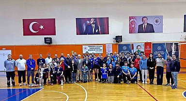 Çeşme Kaymakamlık Voleybol Turnuvası'nda şampiyon Sağlık Spor