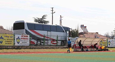 Cezalı kadın teknik direktör, takım otobüsünün üzerinde oyuncularına taktik verdi