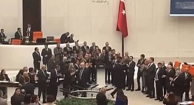 CHP'li vekillerden TBMM'de Ekrem İmamoğlu protestosu