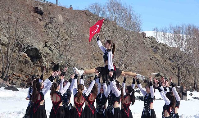 Çıldır Gölü'nde nefes kesen senkronize buz pateni gösterisi
