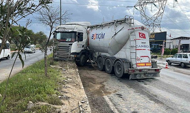 Çimento yüklü tır refüje çıktı