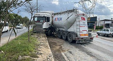 Çimento yüklü tır refüje çıktı