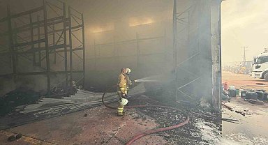 Cizre'de çıkan yangında fabrika küle döndü