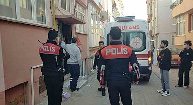 Çocuğunu okuldan almaya gitmeyince şüphelendiler, evinde ölü bulundu