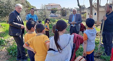 Çocuklar fidanları toprakla buluşturdu