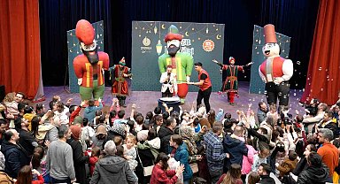 Çocuklar Hacivat ve Karagöz ile kahkahaya boğuldu