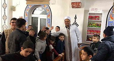Çocuklar teravih namazlarına koşarak geliyor