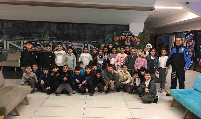 Çorlu polisinden öğrencilere sinema sürprizi
