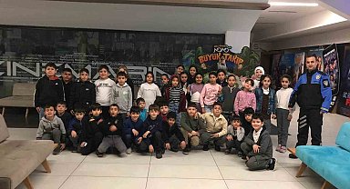 Çorlu polisinden öğrencilere sinema sürprizi