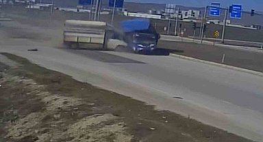 Çorum'da 3 kişinin yaralandığı kaza kamerada