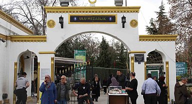 Çorum'da bayram öncesinde vatandaşlar mezarlıklara akın etti