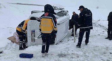 Çorum'da hafif ticari araç ile minibüs çarpıştı: 2 yaralı