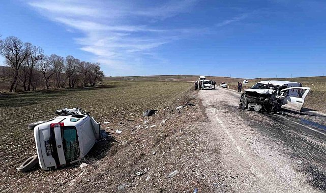 Çorum'da hafif ticari araçlar kafa kafaya çarpıştı: 1 ölü, 5 yaralı