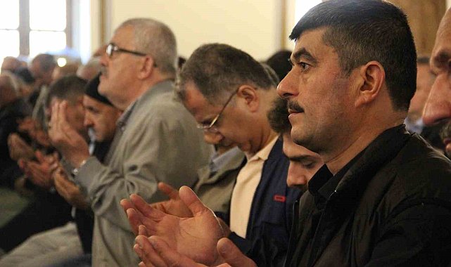 Çorum'da vatandaşlar bayram namazı için camilere akın etti