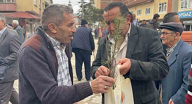 Cuma namazı için camiye giden vatandaşlara 4 bin ağaç fidanı dağıtıldı