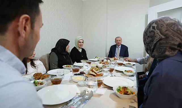 Cumhurbaşkanı Erdoğan ve eşi Emine Erdoğan, iftarda Fidan ailesini ziyaret etti