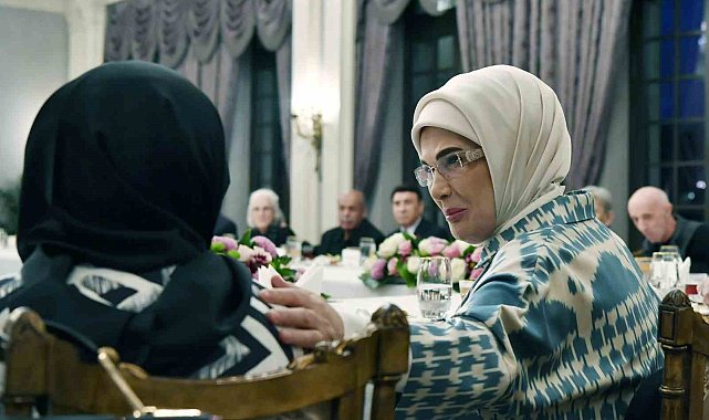 Cumhurbaşkanı Erdoğan'dan eşi Emine Erdoğan'ın yaşlılarla iftarına sürpriz ziyaret