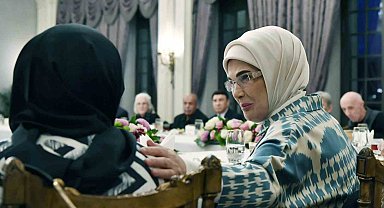 Cumhurbaşkanı Erdoğan'dan eşi Emine Erdoğan'ın yaşlılarla iftarına sürpriz ziyaret