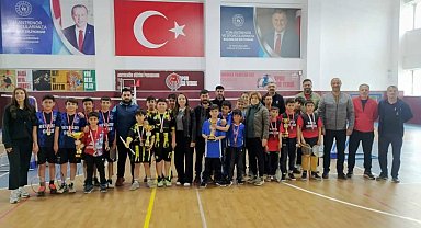 Cumhuriyet Ortaokulu badmintonda il birincisi oldu